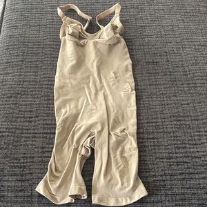 Skims Scuplting body shaper mid-thigh